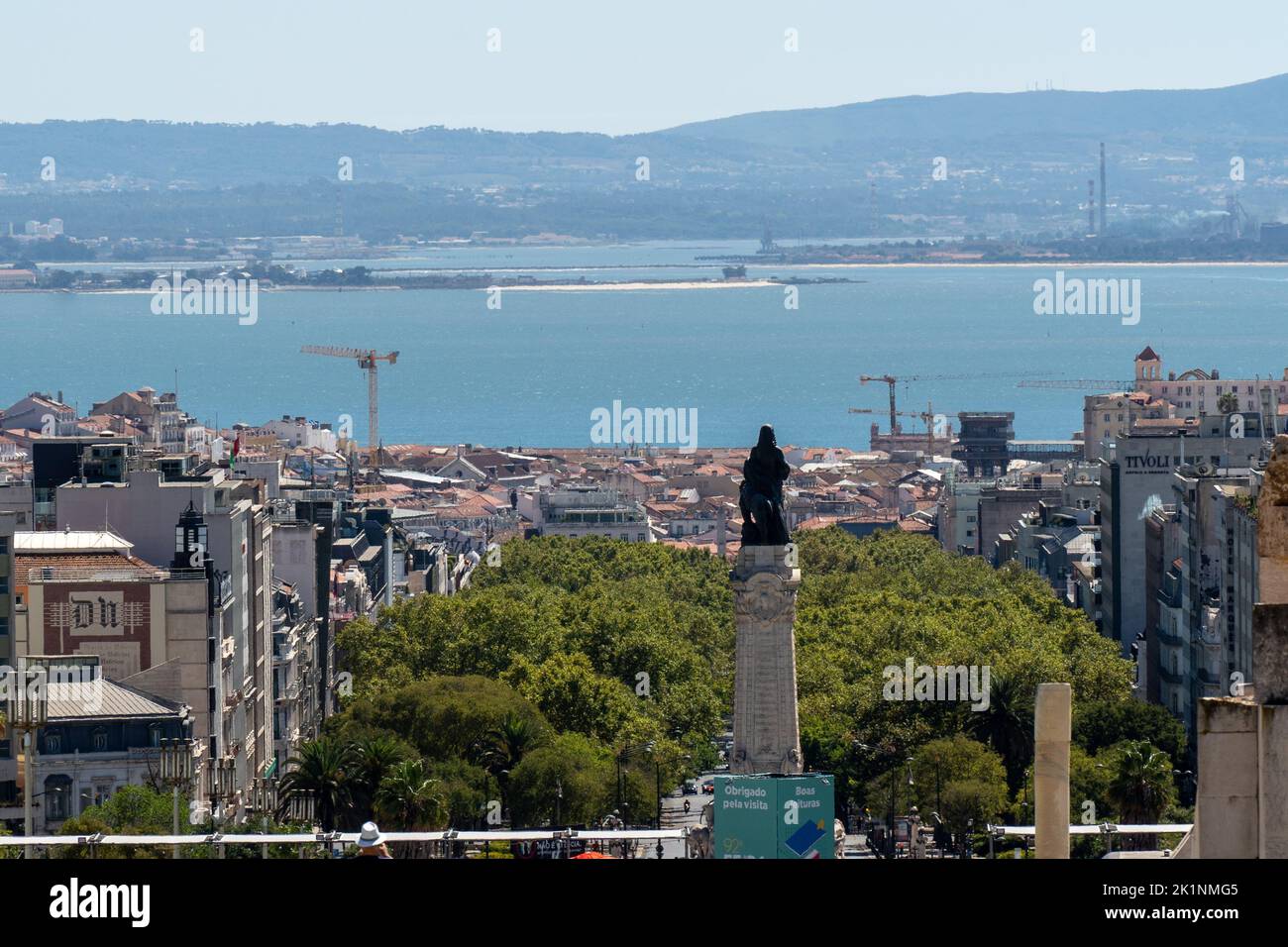 Lissabon, Portugal - 2022. September: Blick auf den Fluss Tejo und Lissabon vom Gipfel des Parque Eduardo VII in Lissabon. Stockfoto
