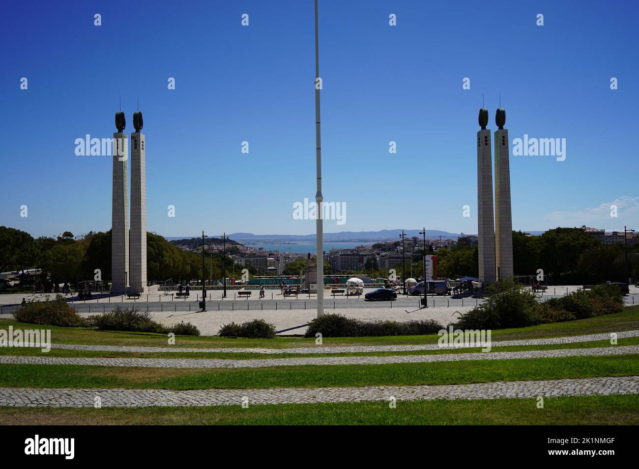 Lissabon, Portugal - September 2022: Blick auf den Tejo vom Gipfel des Parque Eduardo VII in Lissabon. Der Park ist nach König Eduard VII. Benannt Stockfoto