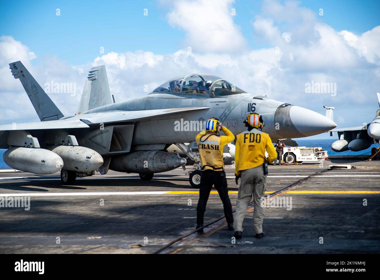 220919-N-WU964-2025 PAZIFISCHER OZEAN (SEPT 19, 2022) Matrosen lenken eine F/A-18F Super Hornet, befestigt an den Diamondbacks von Strike Fighter Squadron (VFA) 102, auf dem Flugdeck des einzigen vorwärts eingesetzten Flugzeugträgers der US Navy, USS Ronald Reagan (CVN 76), im Pazifik, Sept. 19. Die Diamondbacks führen Carrier-basierte Luftangriffe und Streikkräfte-Escort-Missionen durch, sowie Schiffe, Kampfgruppen und Geheimdiensteintreiberungsoperationen. Ronald Reagan, das Flaggschiff der Carrier Strike Group 5, stellt eine kampfbereite Truppe zur Verfügung, die die Vereinigten Staaten schützt und verteidigt und allia unterstützt Stockfoto 220919-N-WU964-2025 PAZIFISCHER OZEAN (SEPT 19, 2022) Matrosen lenken eine F/A-18F Super Hornet, befestigt an den Diamondbacks von Strike Fighter Squadron (VFA) 102, auf dem Flugdeck des einzigen vorwärts eingesetzten Flugzeugträgers der US Navy, USS Ronald Reagan (CVN 76), im Pazifik, Sept. 19. Die Diamondbacks führen Carrier-basierte Luftangriffe und Streikkräfte-Escort-Missionen durch, sowie Schiffe, Kampfgruppen und Geheimdiensteintreiberungsoperationen. Ronald Reagan, das Flaggschiff der Carrier Strike Group 5, stellt eine kampfbereite Truppe zur Verfügung, die die Vereinigten Staaten schützt und verteidigt und allia unterstützt Stockfoto