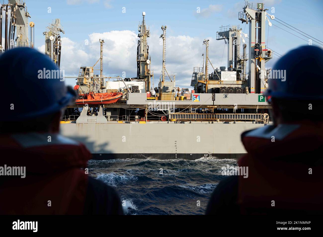 220918NLK6470157 ATLANTISCHER OZEAN (SEPT 18, 2022) Seeleute an Bord