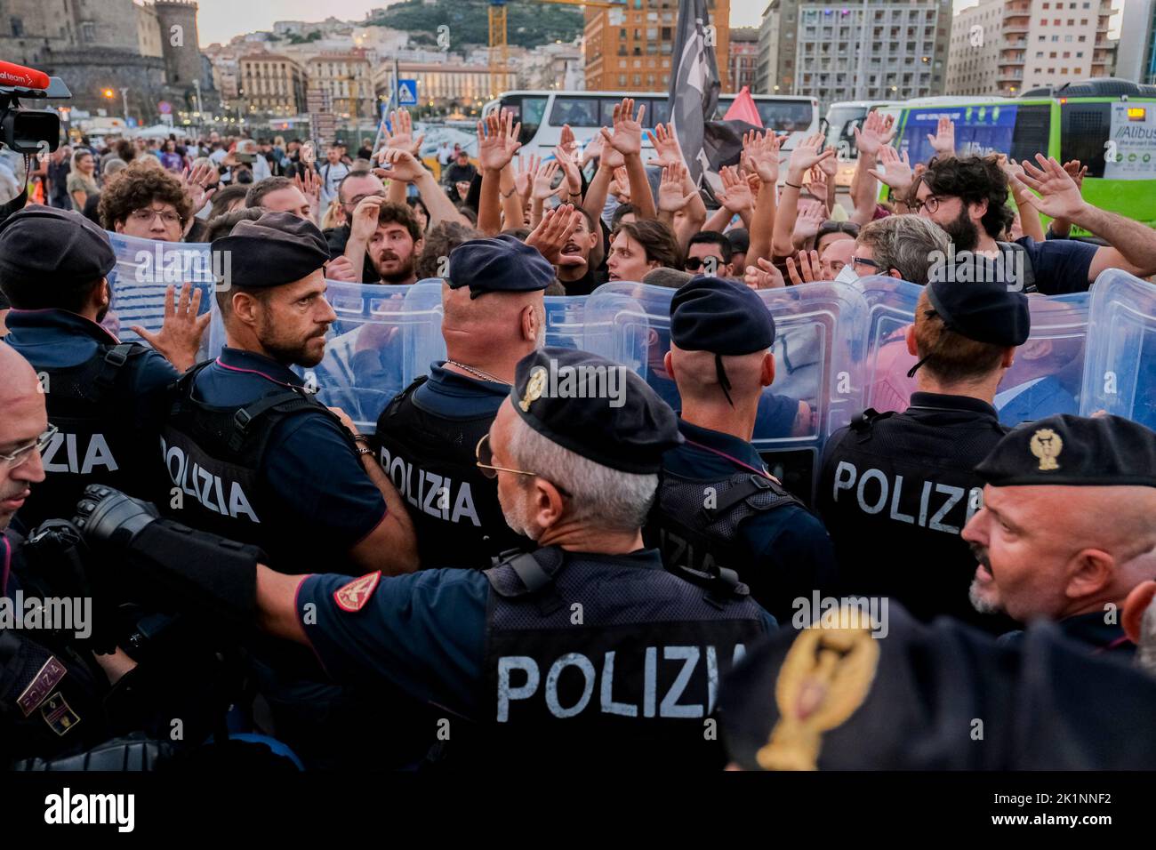 Enrico Letta protestierte auf der Piazza von den Studenten, Studenten protestierten gegen den Wechsel zwischen Arbeitsstudien, „der Opfer bringt“, Demonstranten mit Blut an den Händen, die den Tod von Studenten während des Wechsels zwischen Arbeit und Schule symbolisierten Stockfoto