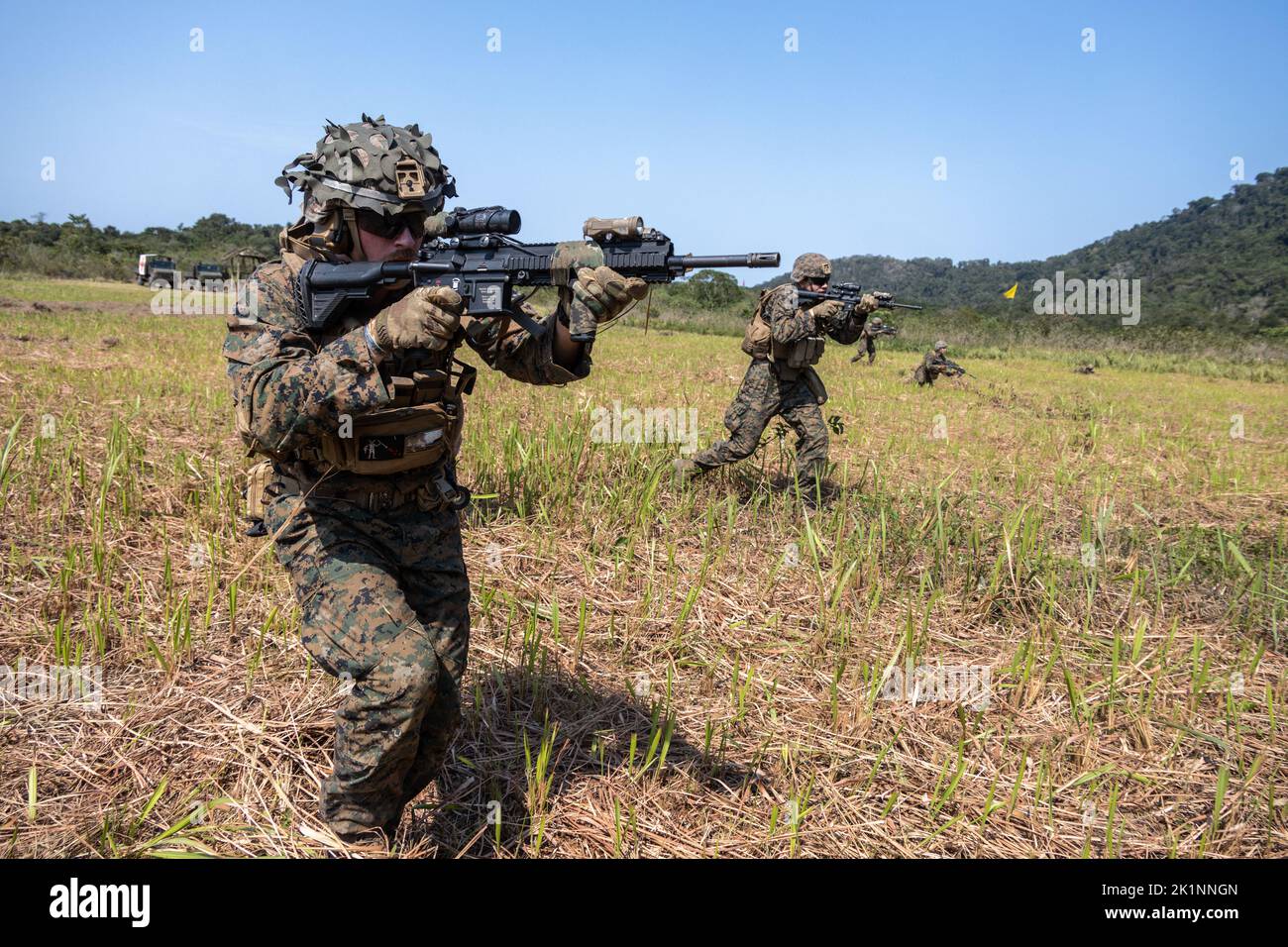 U.S. Marine Corps CPL. Eli Smith, ein Truppenführer der Lima Company, 3. Bataillon, 25. Marine Regiment, 4. Marine Division, zur Unterstützung der Special Purpose Marine Air-Ground Task Force UNITAS LXIII, zielt während einer Range-Trainingsveranstaltung mit brasilianischen Marines während der Übung UNITAS LXIII in Marambaia, Brasilien, 9. September 2022. Die Trainingsveranstaltung bestand aus mehreren Truppentaktiken, darunter Manöver unter Beschuss und Maschinengewehrübungen. UNITAS ist die weltweit am längsten laufende jährliche multinationale maritime Übung, die sich auf die Verbesserung der Interoperabilität zwischen mehreren Nationen A konzentriert Stockfoto