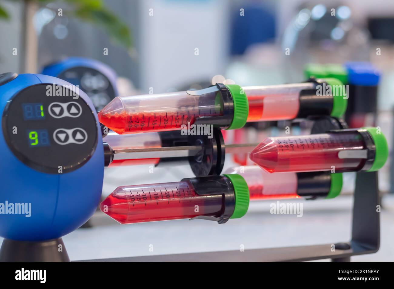 Digitaler Röhrenrotisserie-Rotator für effektives Mischen biologischer Proben: Nahaufnahme Stockfoto