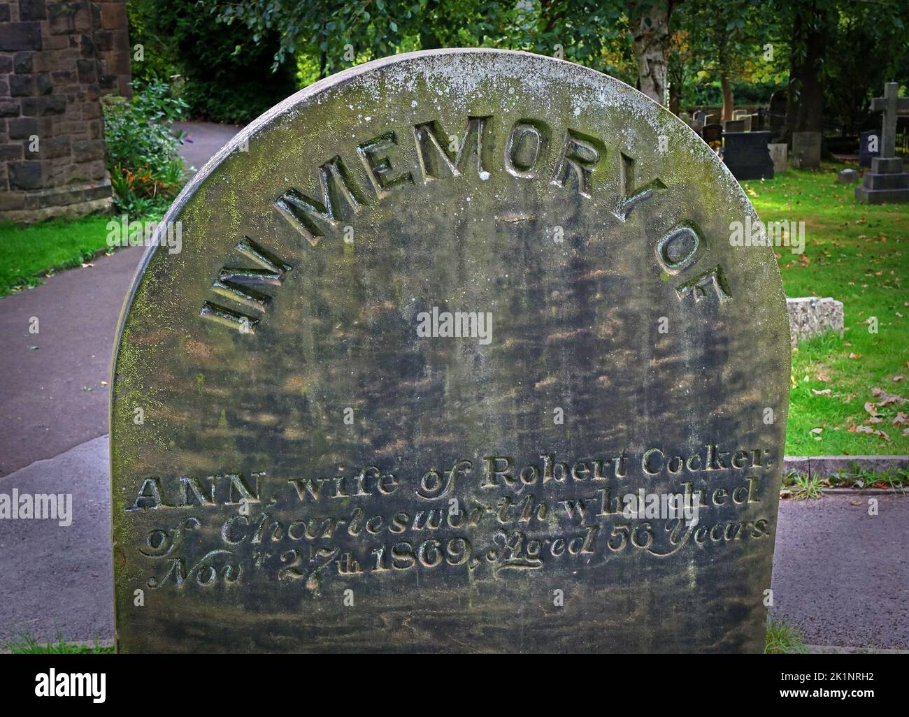 Grabstein in Charlesworth St. John, der Evangelist - Ann, Ehefrau von Robert Cocker, aus Charlesworth. Gestorben am 27. 1869. November, 56 Jahre alt Stockfoto