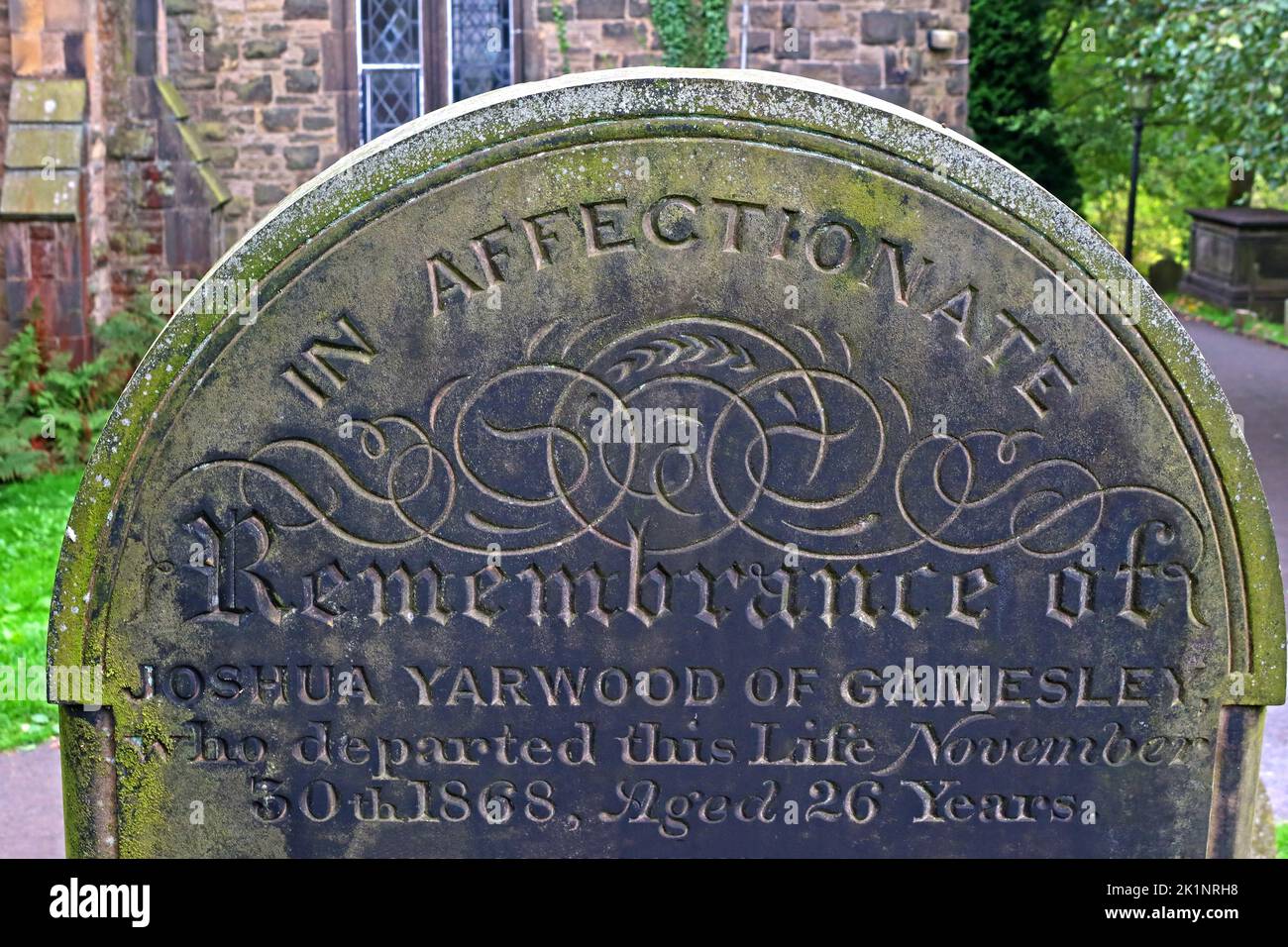Grabstein in Charlesworth St. John, der Evangelist - Joshua Yarwood aus Gamesley, verließ dieses Leben am 30. November 1868, 26 Jahre alt Stockfoto