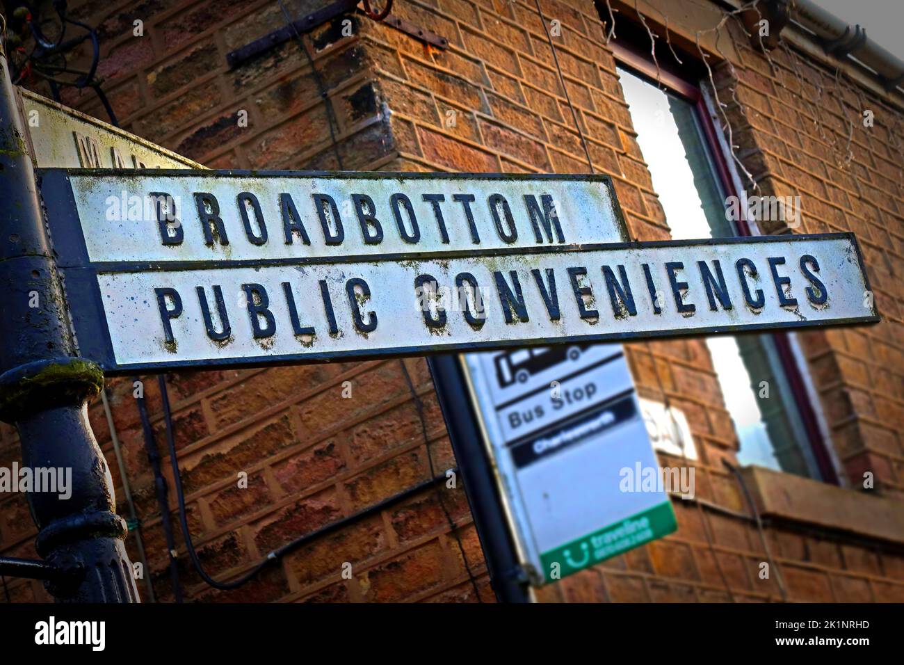 Charlesworth Fingerpost-Schilder für Broadbottom und öffentliche Einrichtungen, 1 Glossop Rd, Charlesworth, Glossop SK13 5EZ Stockfoto