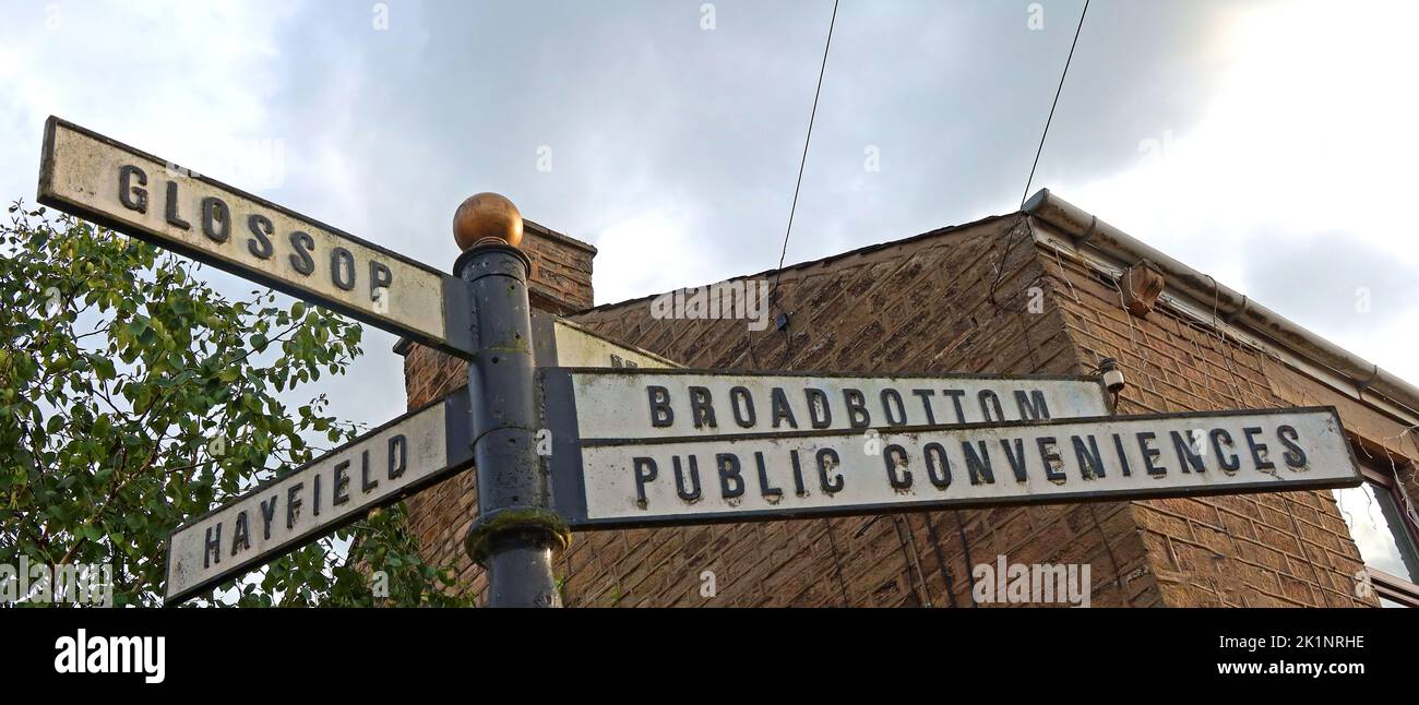 Charlesworth Fingerpost-Schilder für Broadbottom und öffentliche Einrichtungen, 1 Glossop Rd, Charlesworth, Glossop SK13 5EZ Stockfoto