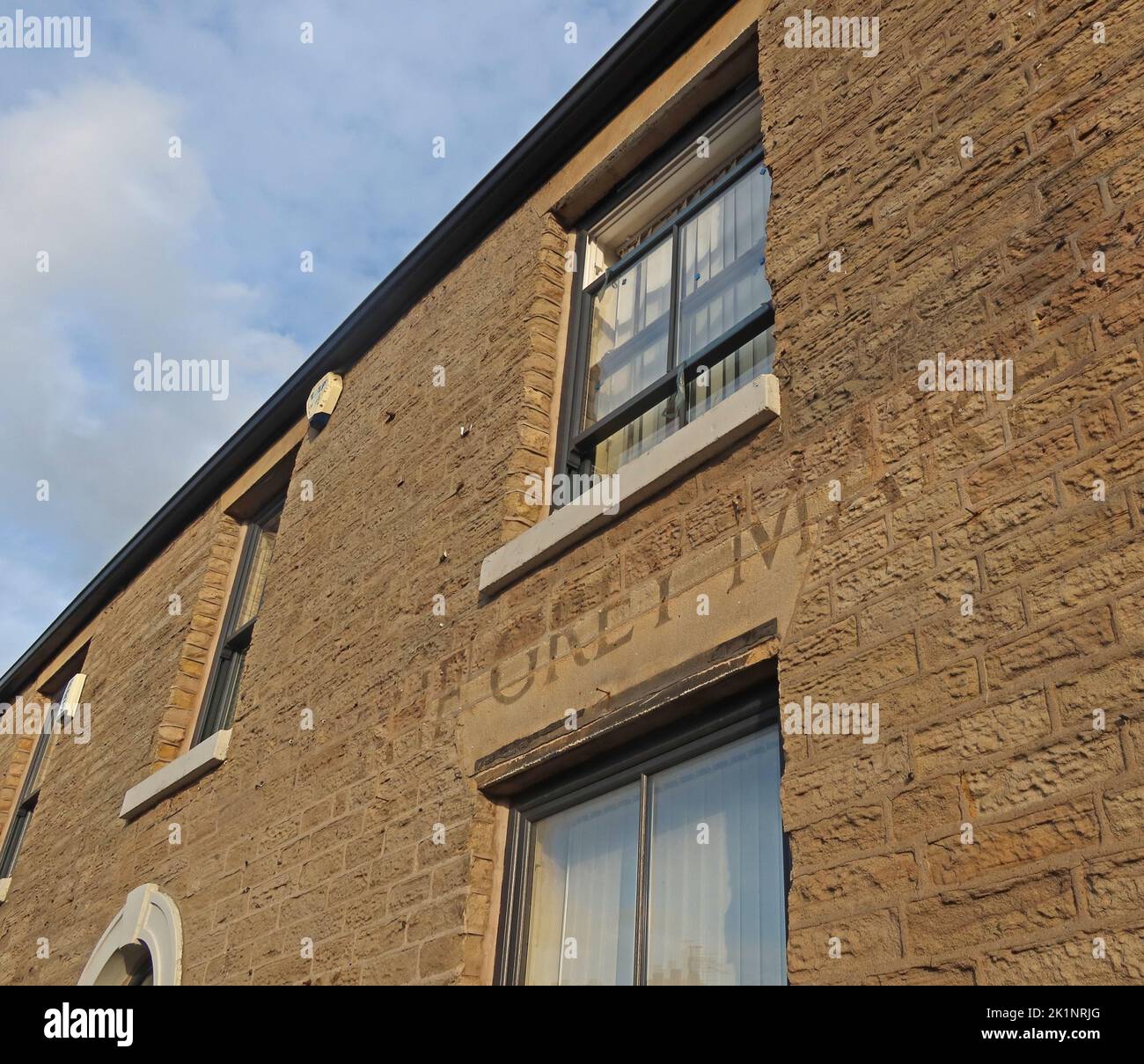 Der ehemalige Grey Mare Pub mit Geisterzeichen, 2 Glossop Road, Charlesworth, High Peak, Derbyshire, ENGLAND, GROSSBRITANNIEN, SK13 5EZ Stockfoto