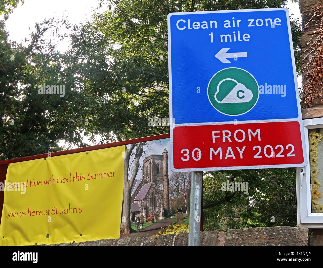 Manchester Clean Air Zone Schild, 1 Meile, ab 30. Mai 2022, in Charlesworth, High Peak, Derbyshire, England, UK, SK13 5DA Stockfoto