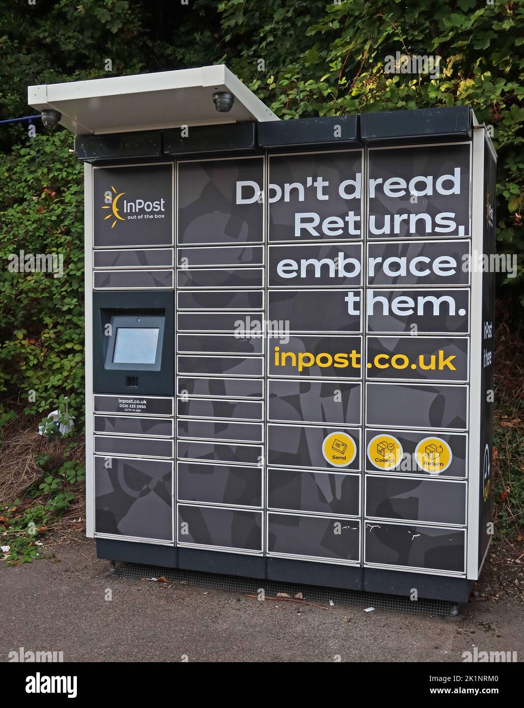 Paketschließfach InPost 24/7, Bahnhof Broadbottom, Market Street, Broadbottom, Greater Manchester, England, Großbritannien, SK14 6AX Stockfoto