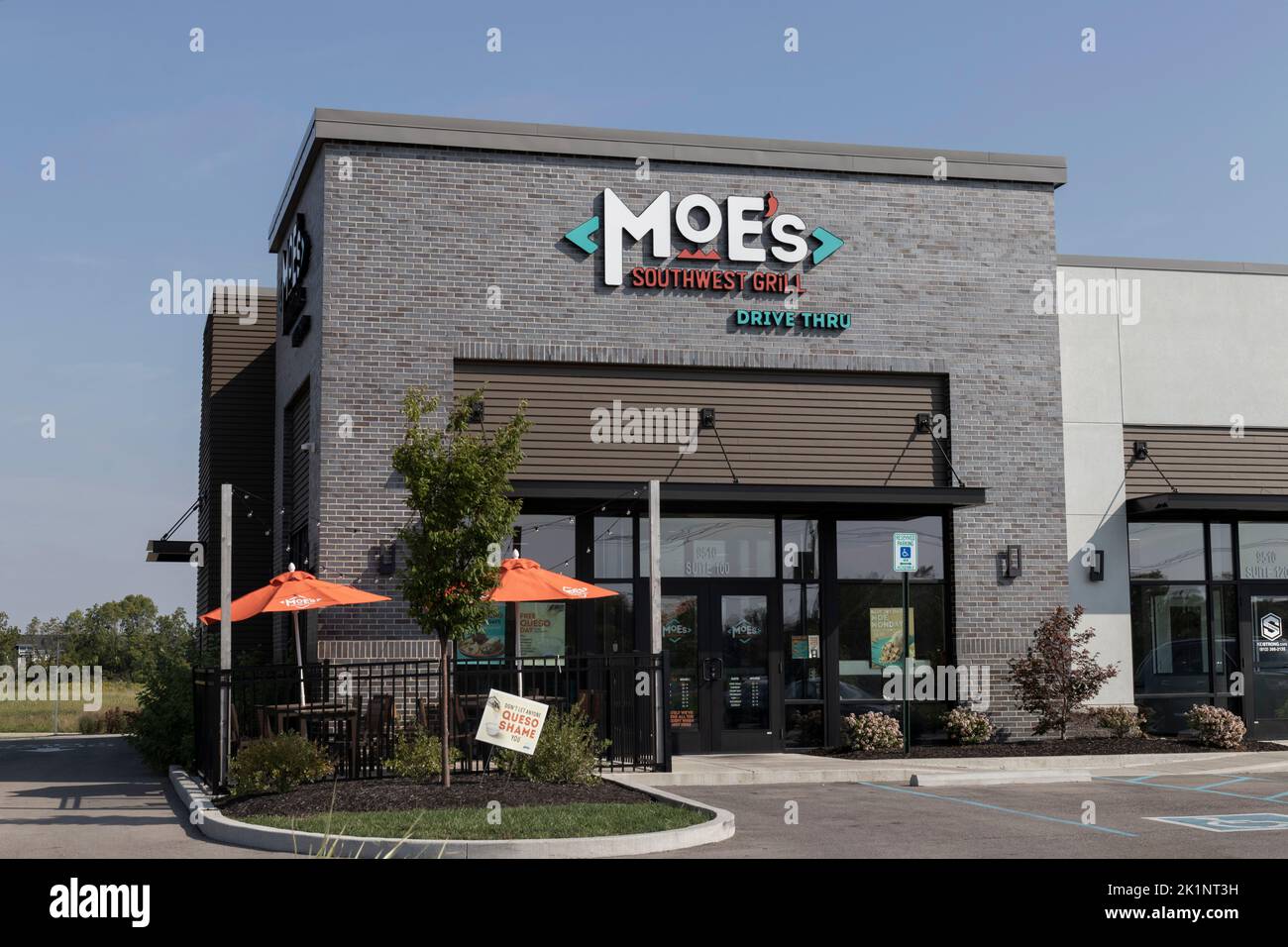 Noblesville - circa September 2022: Moe's Southwest Grill Fast Food Restaurant. Es gibt mehr als 600 Moe's Southwest Grilles in den USA und im Ausland. Stockfoto