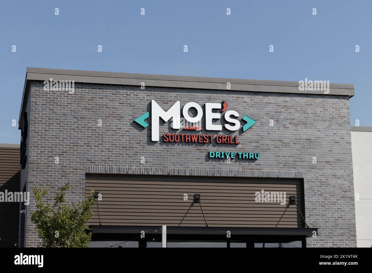Noblesville - circa September 2022: Moe's Southwest Grill Fast Food Restaurant. Es gibt mehr als 600 Moe's Southwest Grilles in den USA und im Ausland. Stockfoto