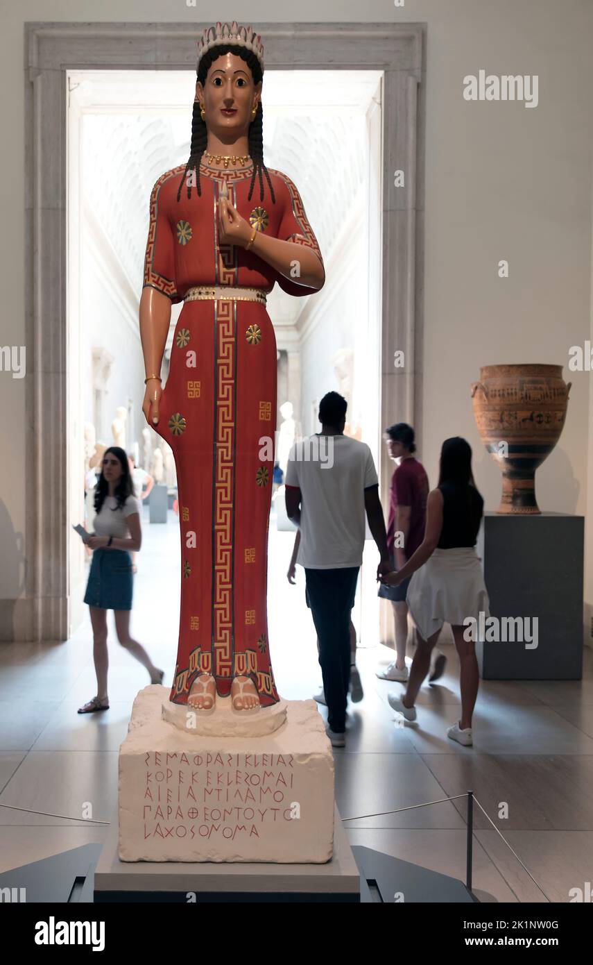 Rekonstruktion einer Statue aus griechischem Marmor in Originalfarben einer Frau, die im Metropolitan Museum of Art, NYC, USA, ausgestellt wurde Stockfoto