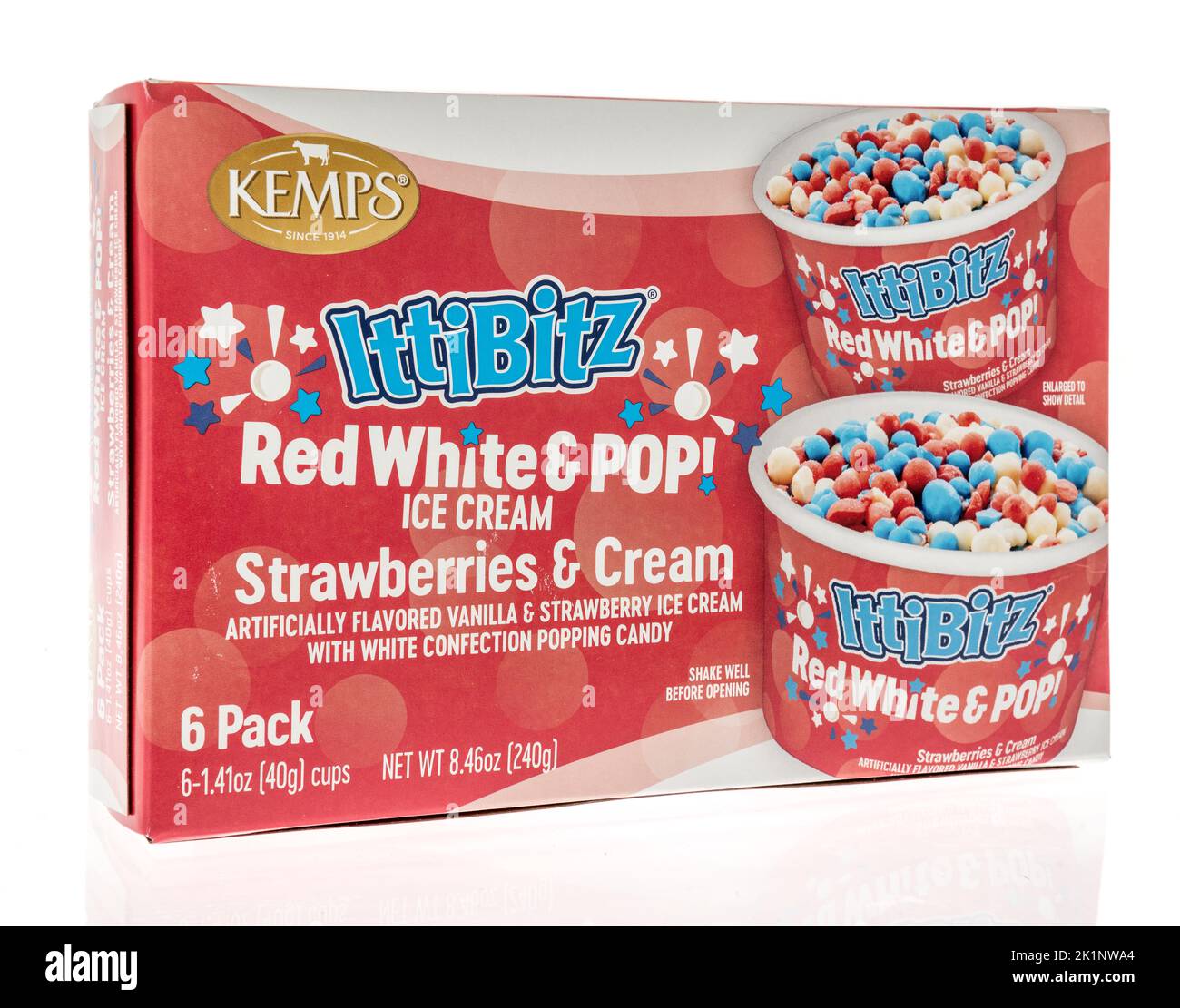 Winneconne, WI - 18. August 2022: Eine Packung Kemps ittibitz rot-weiß und Pop-Eis auf einem isolierten Hintergrund. Stockfoto