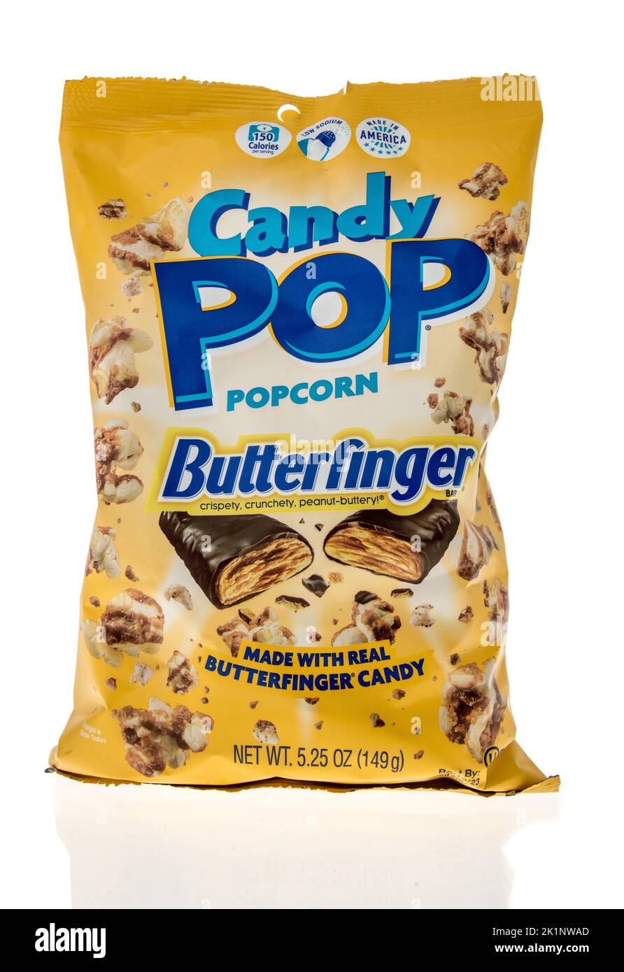 Winneconne, WI - 18. August 2022: Eine Packung Candy Pop Popcorn Butterfinger Süßigkeiten auf einem isolierten Hintergrund. Stockfoto
