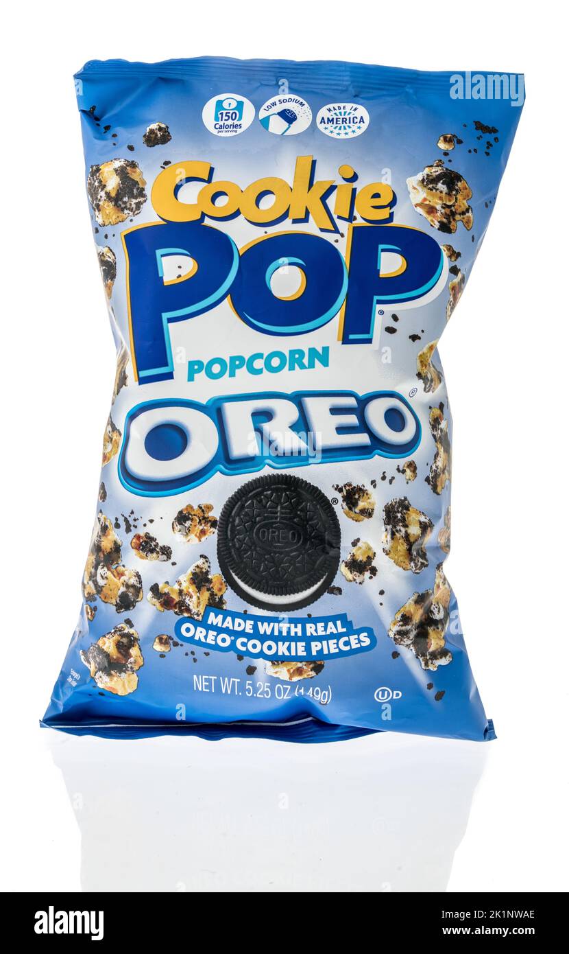 Winneconne, WI - 18. August 2022: Ein Paket mit Cookie Pop Popcorn orea auf einem isolierten Hintergrund. Stockfoto