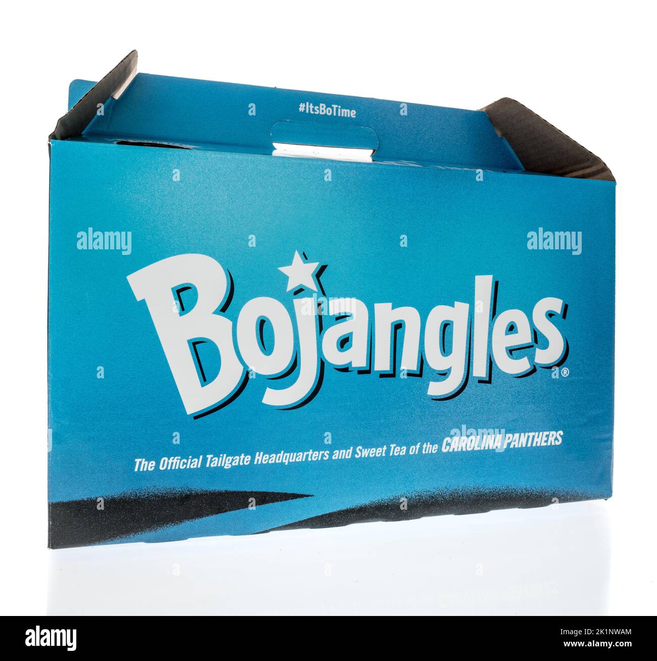 Winneconne, WI - 6. September 2022: Ein Paket mit Bojangles-Paket zum Ausnehmen von Hühnchen auf einem isolierten Hintergrund. Stockfoto