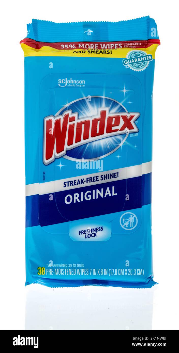 Winneconne, WI - 6. September 2022: Ein Paket von Windex-Wischtüchern auf einem isolierten Hintergrund. Stockfoto