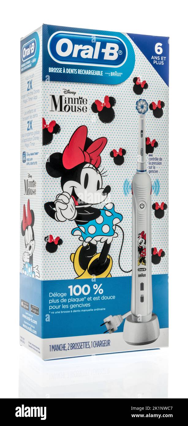 Winneconne, WI - 19. September 2022: Ein Paket mit elektrischer Zahnbürste Oral B mit Minnie Mouse auf einem isolierten Hintergrund. Stockfoto