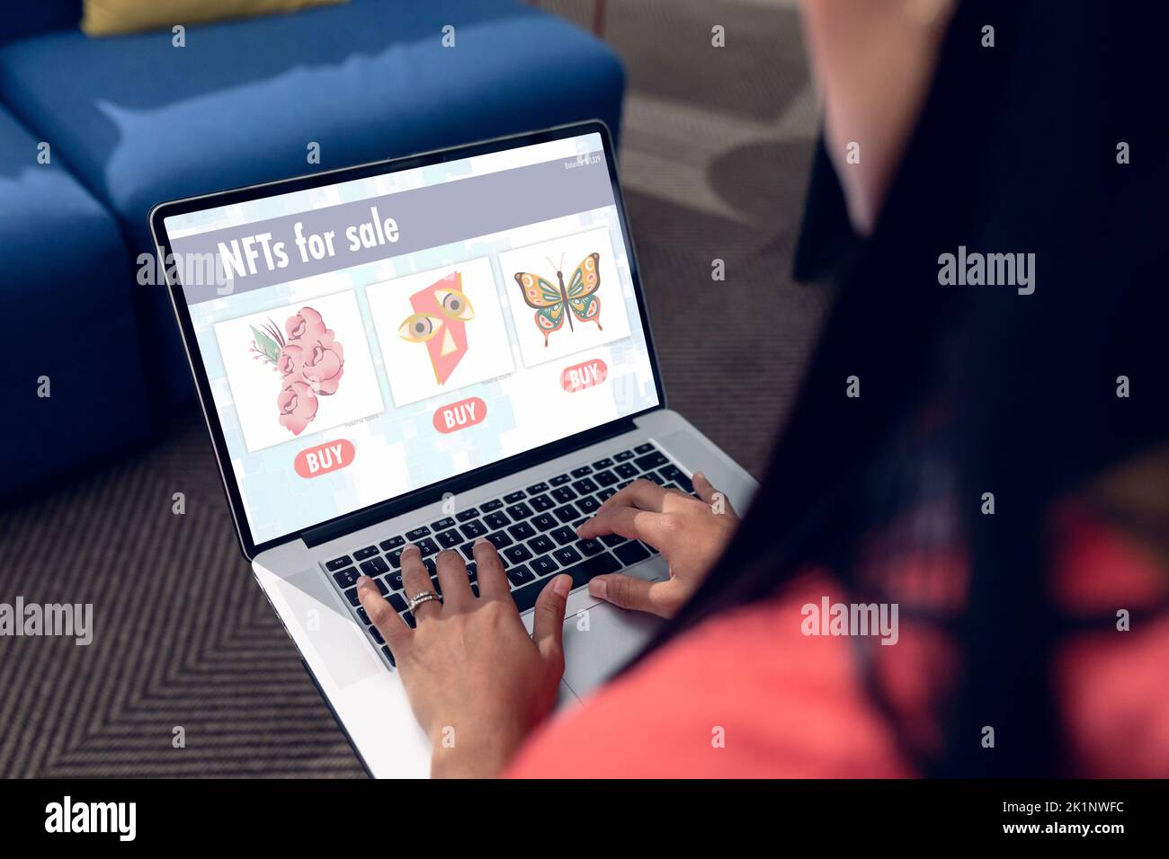 Kaukasische Frau, die zu Hause nicht-fungible Token über einen Laptop kauft Stockfoto