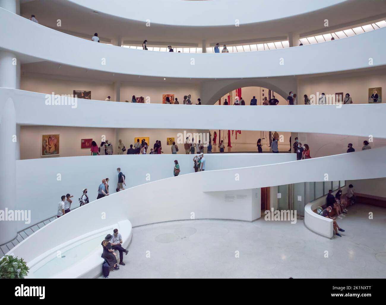 Menschen auf dem Wendelweg im Solomon Guggenheim Museum, Manhattan, NYC, USA Stockfoto