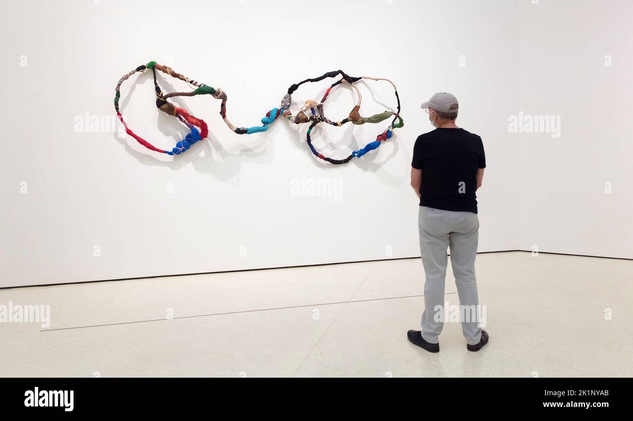 Ein Mann sieht sich ein unbetitelt ausgearbeitetes Kunstwerk der brasilianischen Künstlerin Sonia Gomes aus dem Jahr 2009 an, das im Solomon R. Guggenheim Museum, Manhattan, NYC, USA, ausgestellt ist Stockfoto