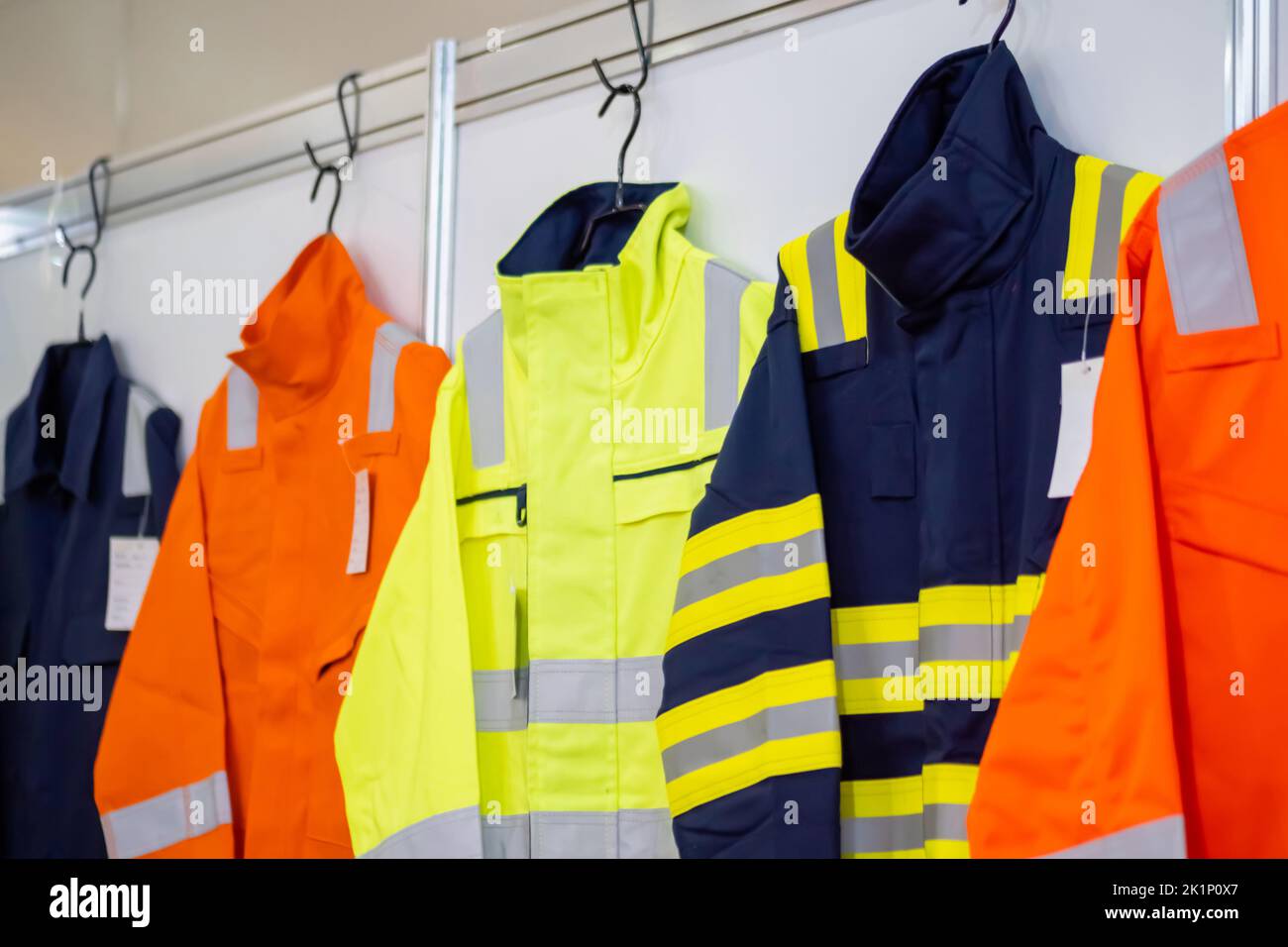 Jacken mit reflektierenden Streifen - Straßenarbeiter spezielle Kleidung Stockfoto