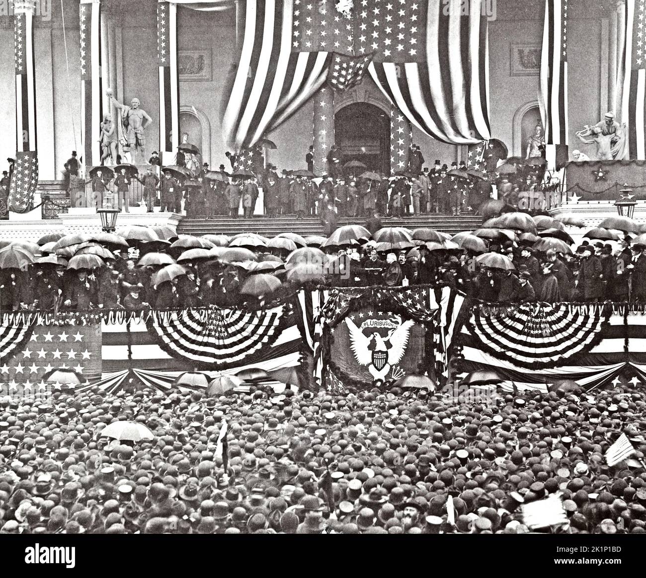 Die Amtseinführung von Präsident Benjamin Harrison, 4. März 1889. Der scheidende Präsident Grover Cleveland hielt Harrisons Schirm. Stockfoto