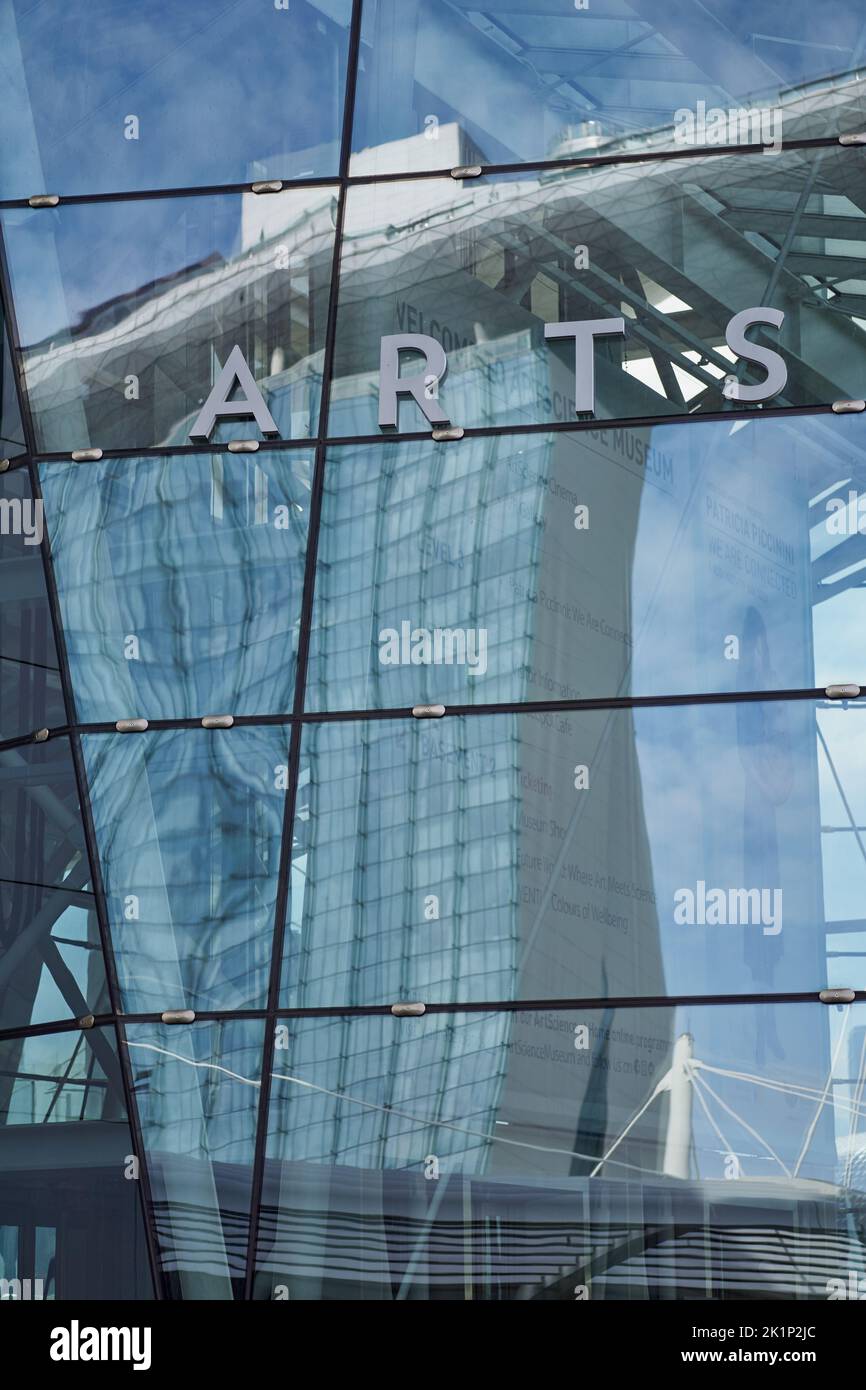 Kunst in Singapur - das futuristische Marina Sands Hotel spiegelt sich im modernen ArtScience Museum wider Stockfoto