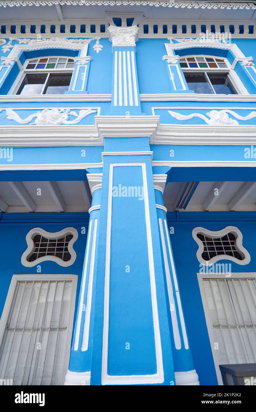 Altes blau-weißes Peranakan-Haus in Katong, Singapur Stockfoto