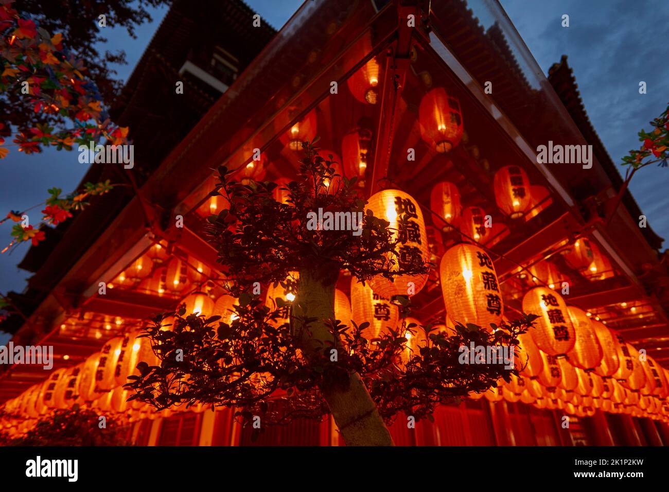 Chinesische Laternen im Buddha Tooth Relic Temple in Chinatown in Singapur während des Mid-Autumn Festivals Stockfoto