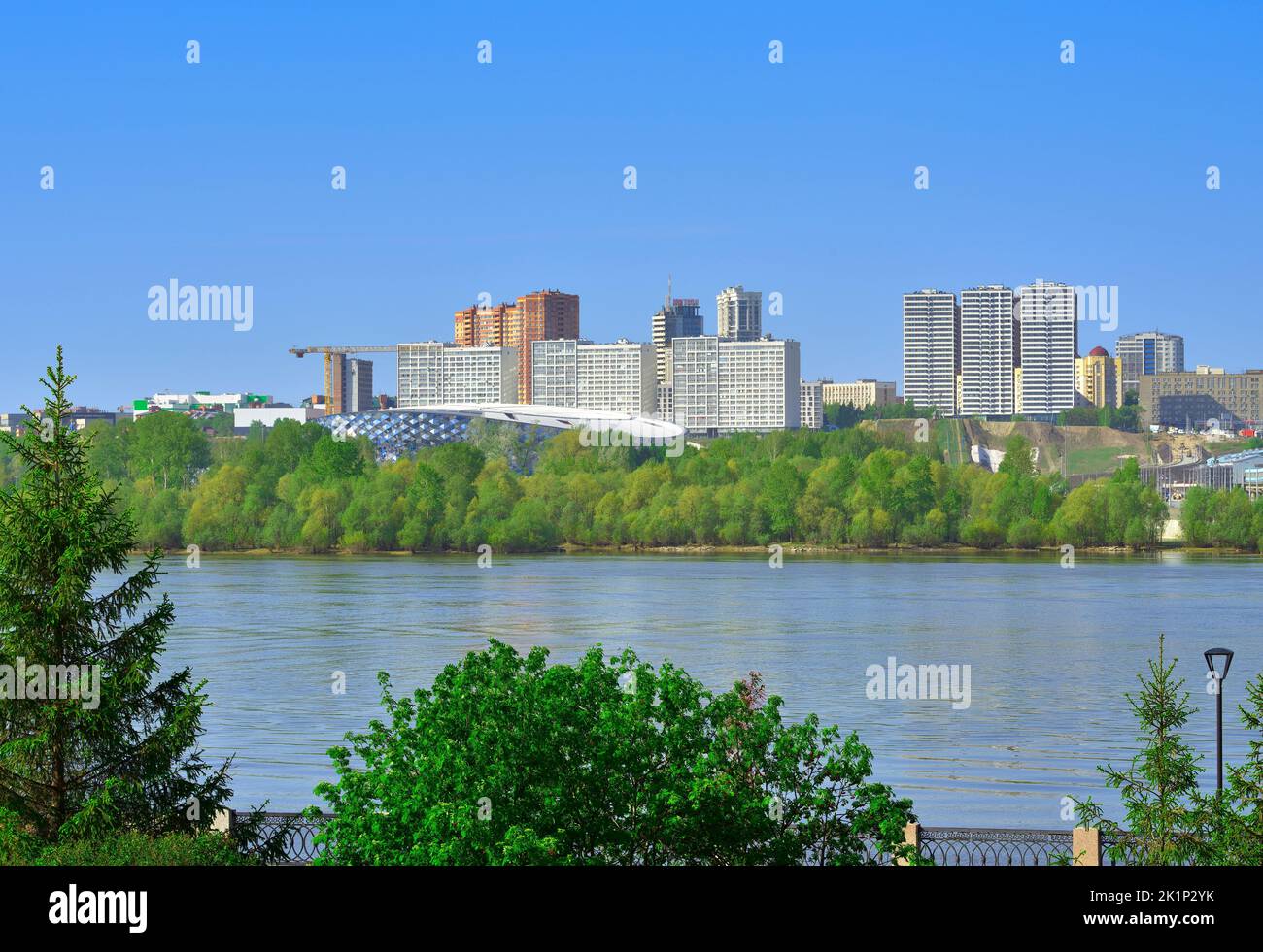 Nowosibirsk, Sibirien, Russland, 05.18.2022. Der Damm der großen Stadt