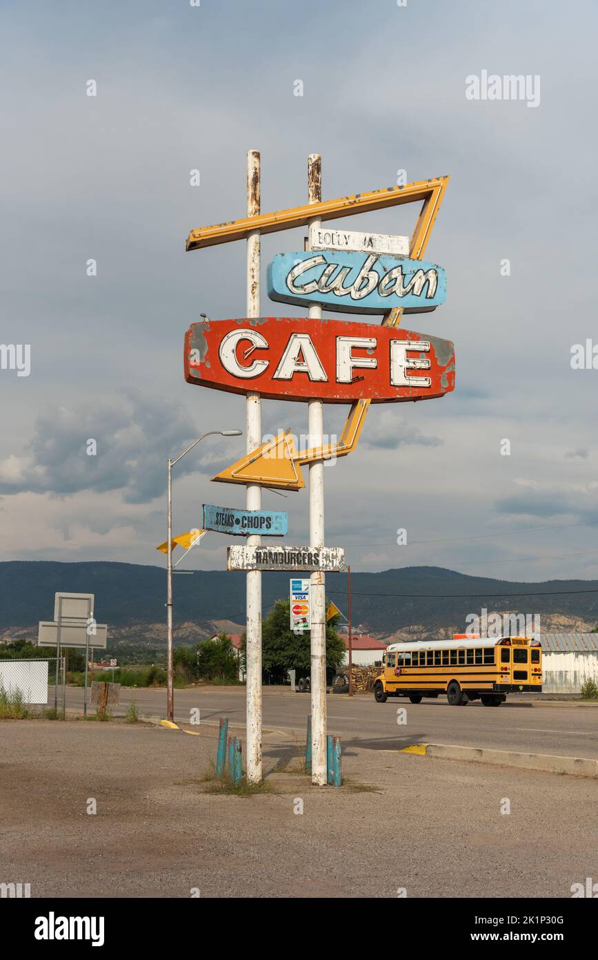Hohes Neonschild für das Cuban Cafe in Cuba New Mexico. Stockfoto