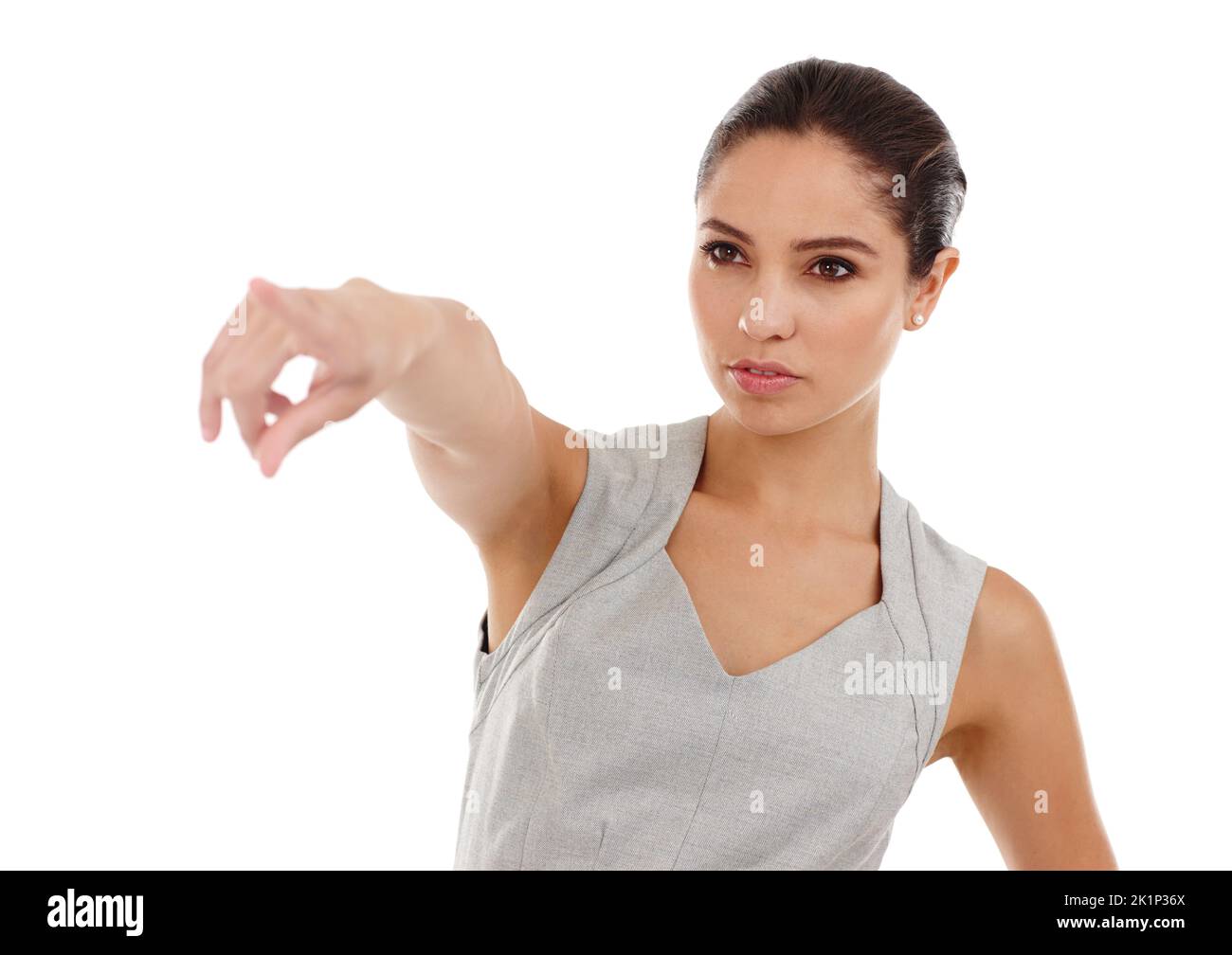 Ich Weise dieses Unternehmen in die richtige Richtung. Studioaufnahme einer attraktiven jungen Frau in eleganter, lässiger Kleidung, isoliert auf Weiß. Stockfoto