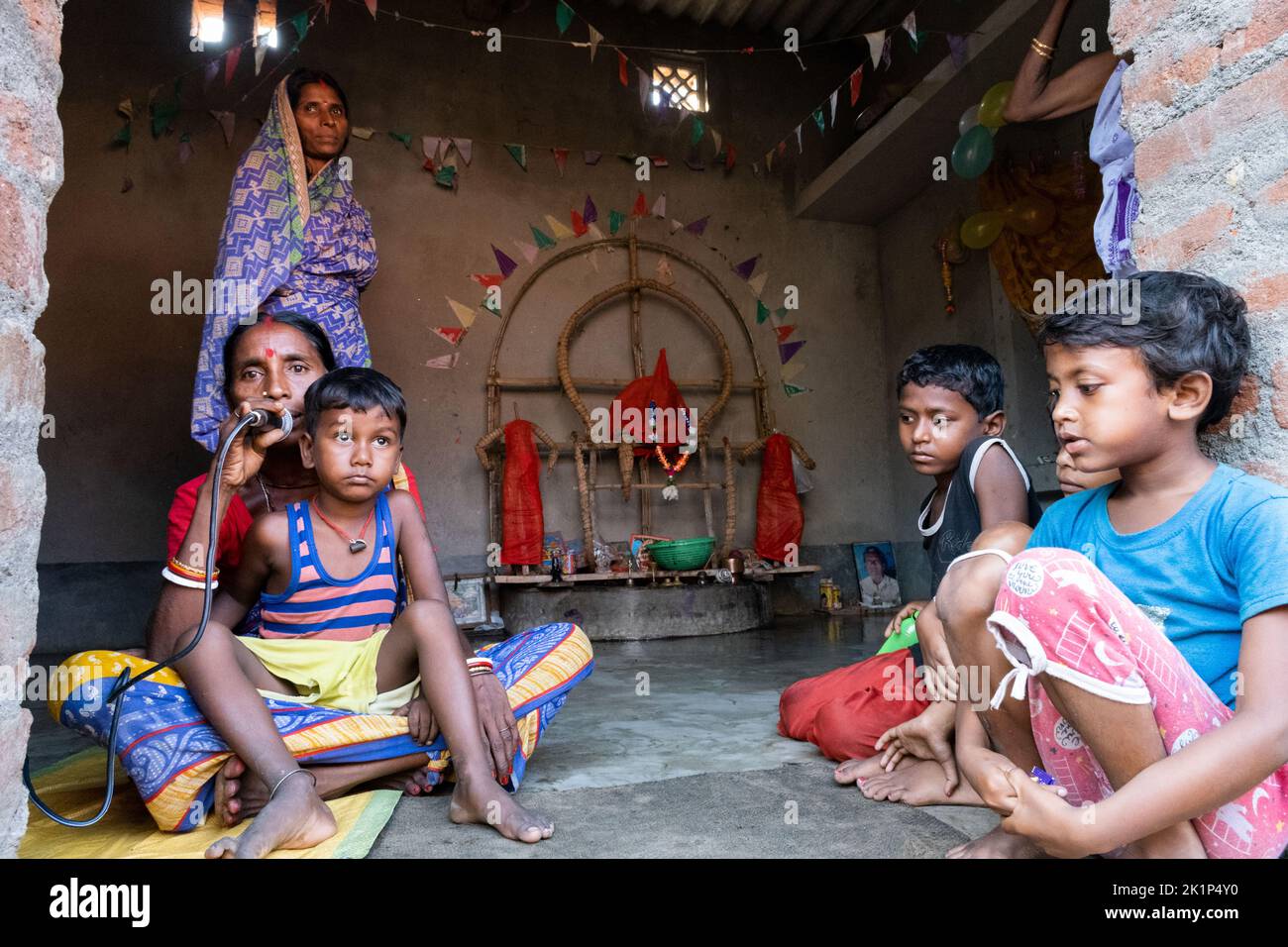 Kalkutta, Westbengalen, Indien. 17. September 2022. Das Bhadu-Festival wurde von den meisten ''Adibasi''Â aus Purulia, Bankura und Burdwan gefeiert. Der Mythologie zufolge wurde der Name Bhadu der dritten Prinzessin von König Nilmani Singha, Bhadrabati, gegeben. Ihr Vater ''Nilmani Singha'' begann das Volkslied ''Bhadu'' als Ergebnis ihres Opfers für ihre beabsichtigte Ehe. Junge und Frauen mittleren Alters nehmen an diesem Festival Teil, und viele von ihnen rufen Bhadu-Lieder. Außerdem fand am letzten Tag des fünften Bengalischen Monats ein „Jagaran“-Verfahren statt. Auf umliegenden Revers oder in der Nähe m Stockfoto