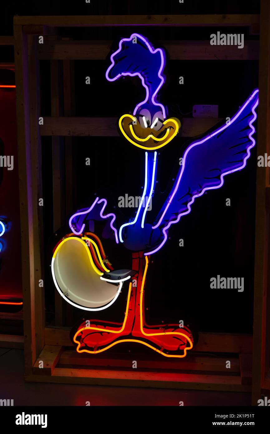 Ein Neon Plymouth Roadrunner Schild erwartet eine Auktion bei Worldwide Auctioneers in Auburn, Indiana, USA. Stockfoto