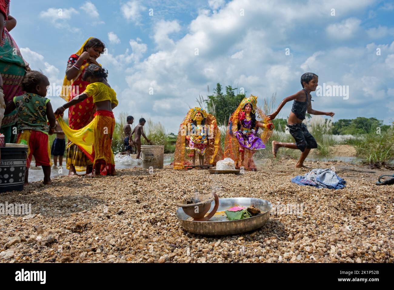 Kalkutta, Westbengalen, Indien. 17. September 2022. Das Bhadu-Festival wurde von den meisten ''Adibasi''Â aus Purulia, Bankura und Burdwan gefeiert. Der Mythologie zufolge wurde der Name Bhadu der dritten Prinzessin von König Nilmani Singha, Bhadrabati, gegeben. Ihr Vater ''Nilmani Singha'' begann das Volkslied ''Bhadu'' als Ergebnis ihres Opfers für ihre beabsichtigte Ehe. Junge und Frauen mittleren Alters nehmen an diesem Festival Teil, und viele von ihnen rufen Bhadu-Lieder. Außerdem fand am letzten Tag des fünften Bengalischen Monats ein „Jagaran“-Verfahren statt. Auf umliegenden Revers oder in der Nähe m Stockfoto