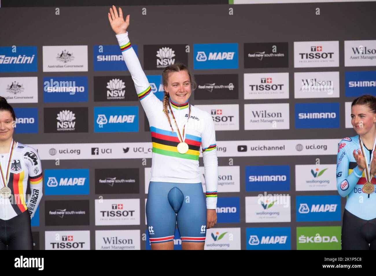 Zoe Backstedt aus Großbritannien auf dem Podium nach dem Sieg im Zeitfahren der Junioren bei den UCI Road Cycling World Championships 2022. Stockfoto