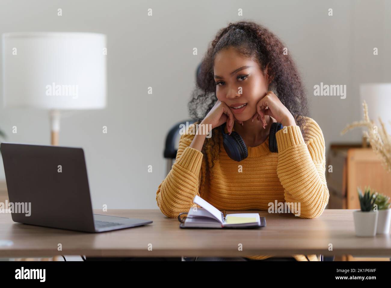 Schöne Frau mit Laptop zu Hause arbeiten. Lifestyle-Konzept Stockfoto