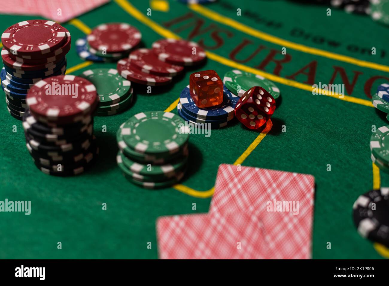 Karten auf einem grünen Tuch Casino-Tisch Stockfoto