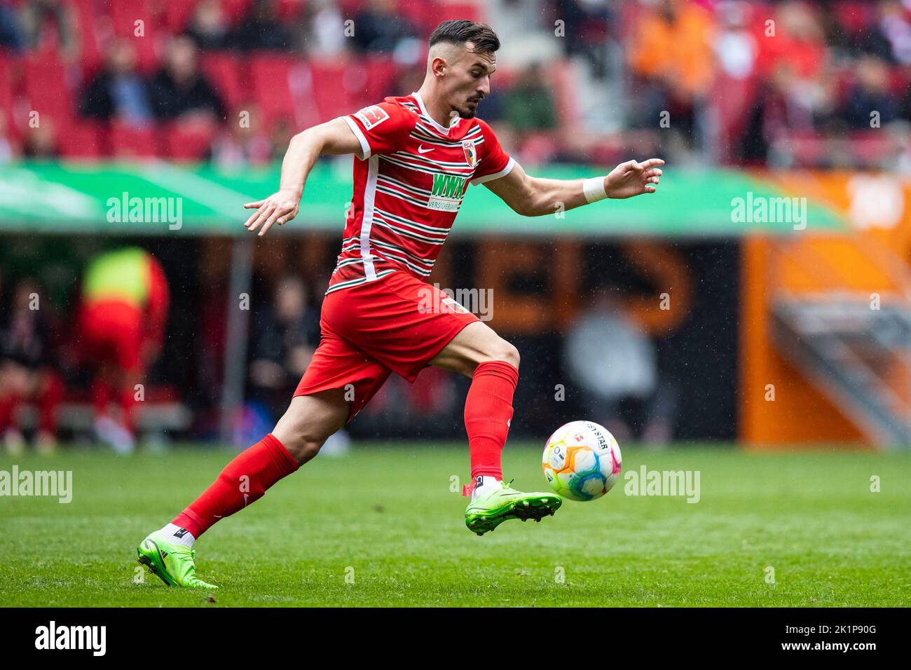 Augsburg, Deutschland. 17. September 2022. Fußball: Bundesliga, FC Augsburg - Bayern München, Matchday 7, WWK Arena. Augsburgs Mergim Berisha in Aktion. Quelle: Tom Weller/dpa/Alamy Live News Stockfoto