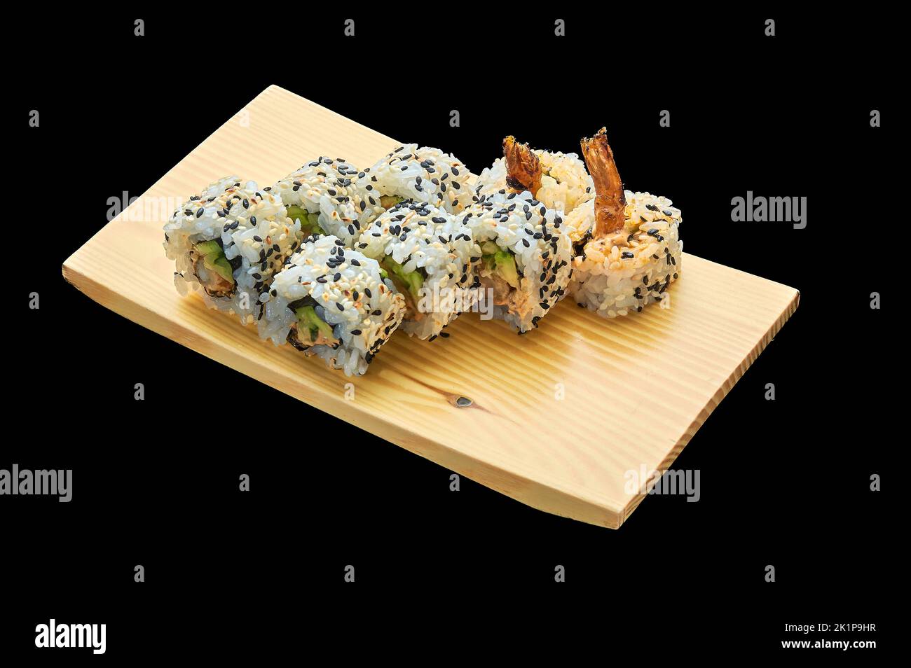 Köstliche Gewürz Ebi Maki Rolle auf einem Holzständer auf einem schwarzen isolierten Hintergrund Stockfoto