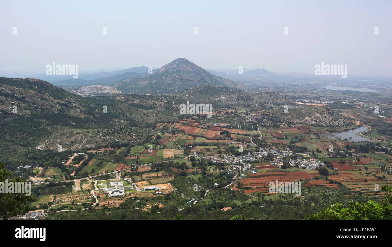 Blick auf Hügel und Dorf von Nandi Hills, Chikkaballapur, Karnataka, Indien. Stockfoto