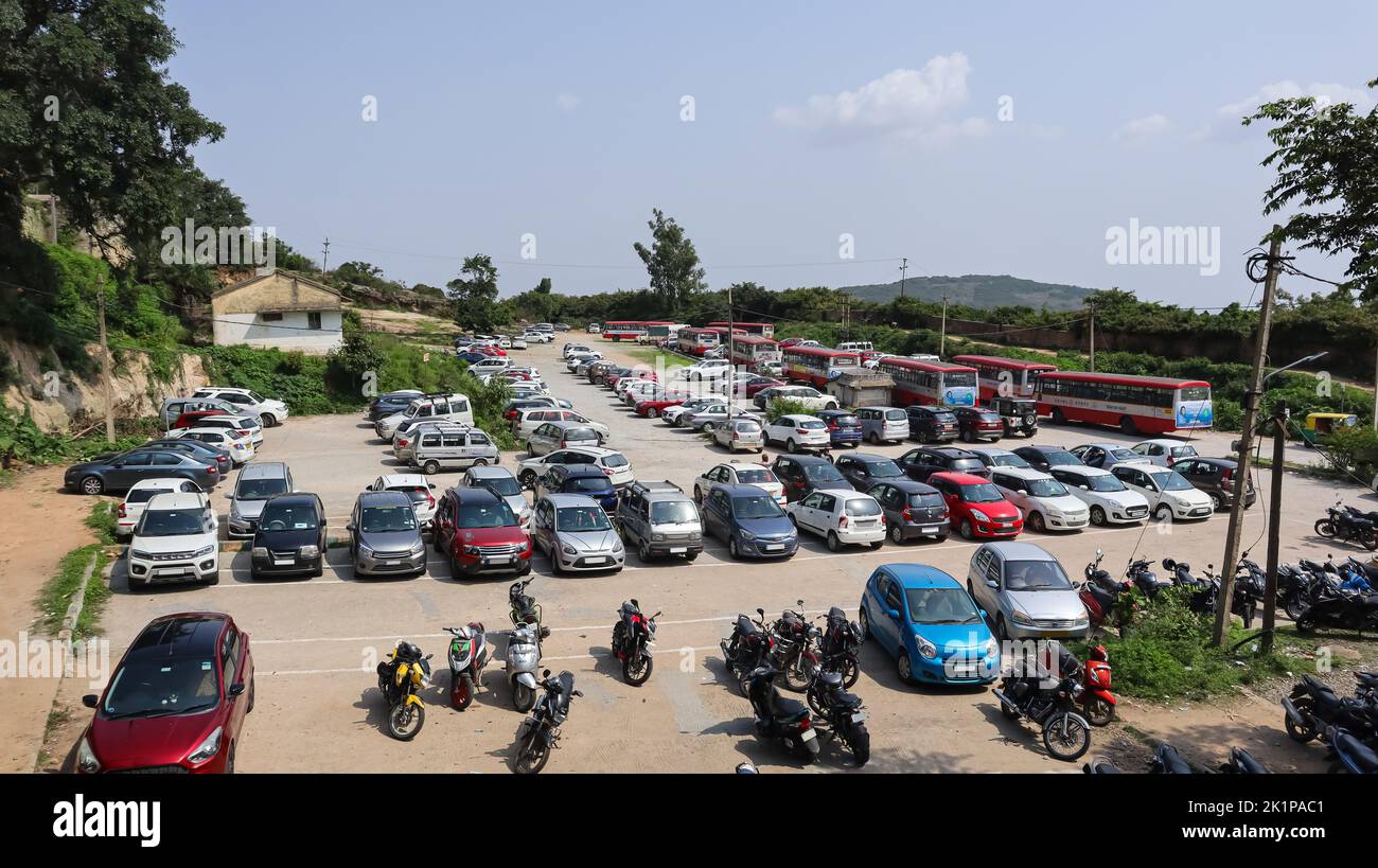 Blick auf Parkplatz mit Autos auf Nandi Hills, Chikkaballapur, Karnataka, Indien. Stockfoto