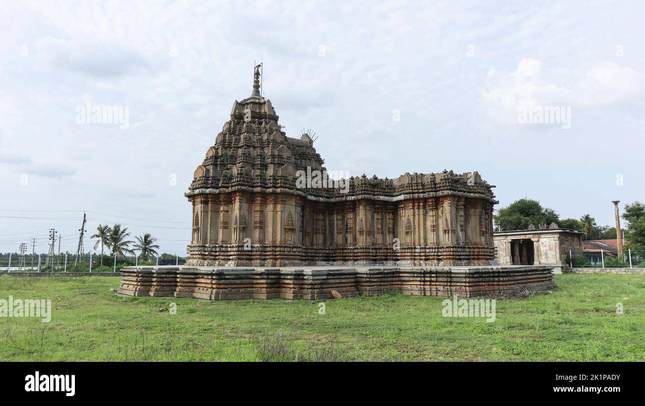 Blick auf den Yoga Madhava Tempel, erbaut 1261 n. Chr. von einem Offizier des Hoysala Reiches während König Narsimha III, Settikere, Tumkur, Karnataka, Indien. Stockfoto