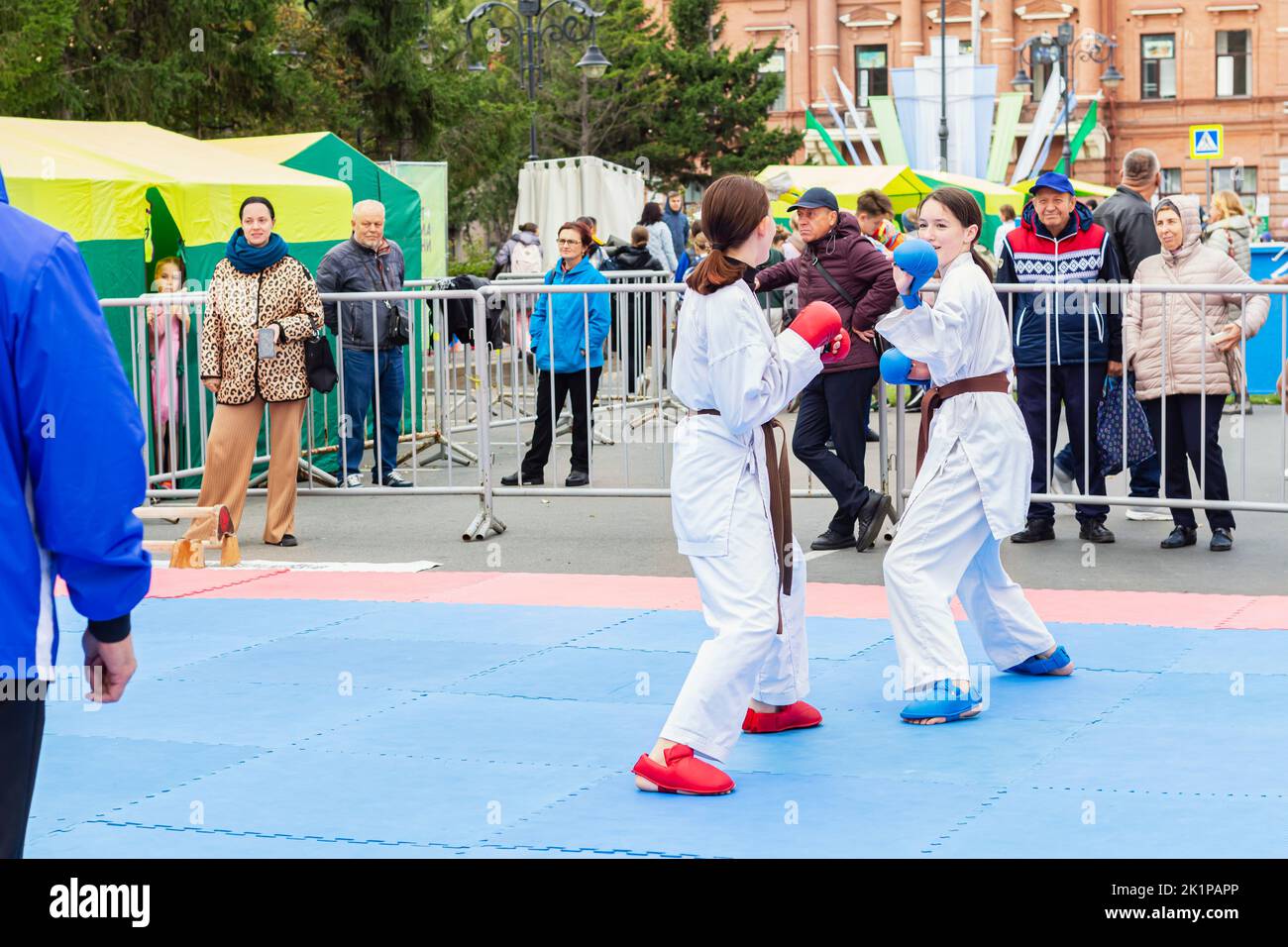 Tomsk Russland 10. September 2022: Outdoor Best Karate Fighters Mädchen demonstrieren ihre Fähigkeit, auf Tatami zu kämpfen, selektiver Fokus mit Kopierraum. Spor Stockfoto