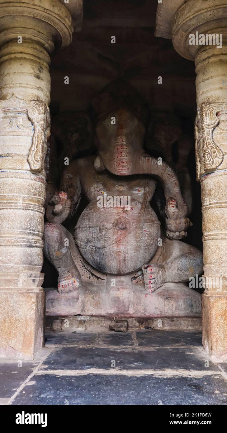Große Statue von Lord Ganesha in Stein gemeißelt, Tempel aus dem 11.. Jahrhundert, Sudi, Gadag, Karnataka, Indien. Stockfoto