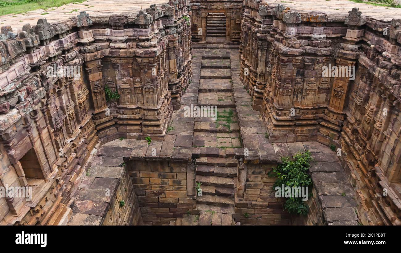 Ansicht von Naga Kunda mit geschnitzten Wänden und Treppen, Brunnen aus dem 11.. Jahrhundert, Sudi, Gadag, Karnataka, Indien. Stockfoto