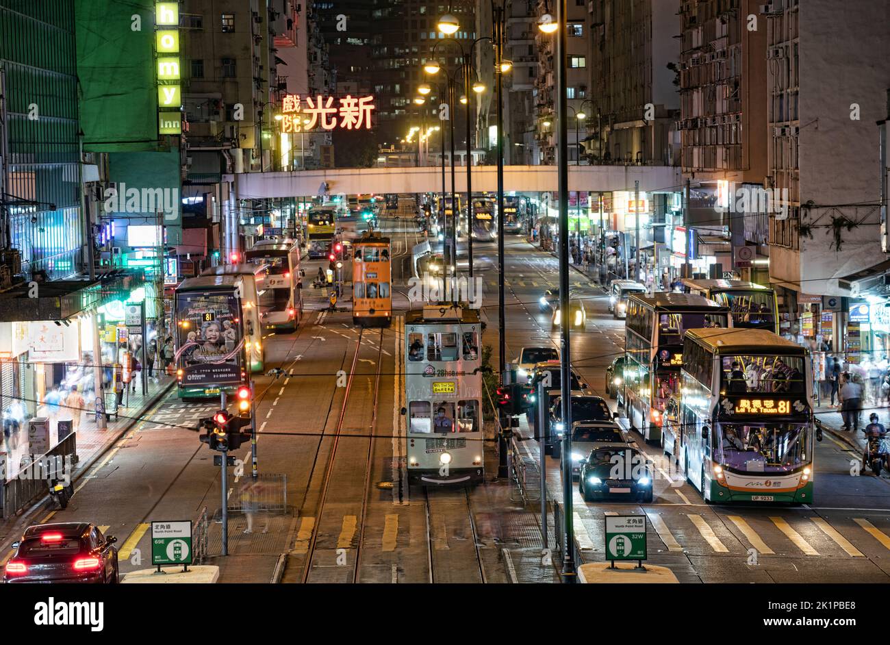 Die berühmten Hongkonger Straßenbahnen und dicht besiedelten Wohngebäude, Hongkong, China. Stockfoto