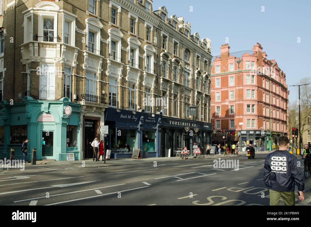 London, Großbritannien - 21. März 2022: Blick auf die geschäftige Theobalds Road in Holdborn, Central London an einem sonnigen Frühlingsnachmittag. Das historische Yorkshire Grey pu Stockfoto